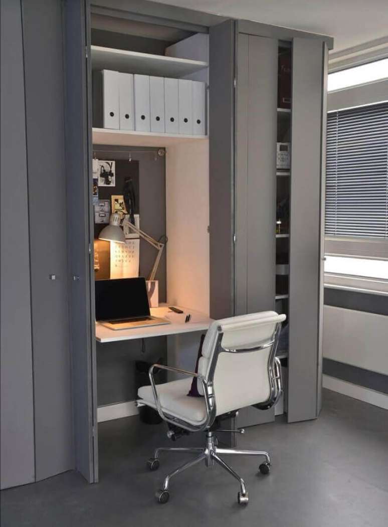 21. Decora&ccedil;&atilde;o com m&oacute;veis planejados para home office pequeno &ndash; Foto: Home Fashion Trend