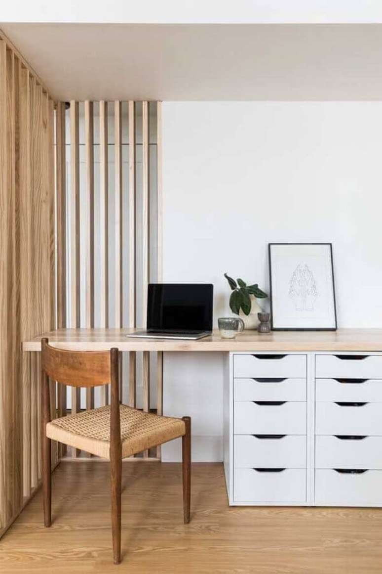 37. M&oacute;veis para home office clean decorado om divis&oacute;ria de madeira &ndash; Foto: Houzz