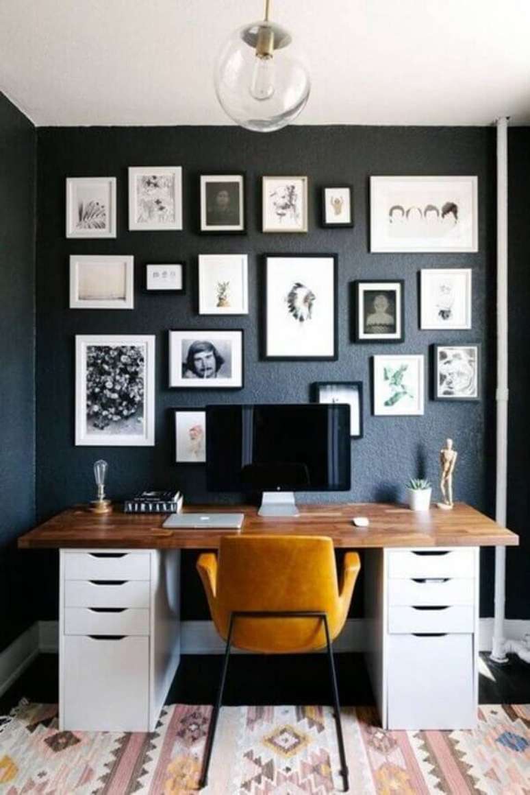 46. M&oacute;veis para home office decorado com quadros na parede cinza &ndash; Foto: Archidea