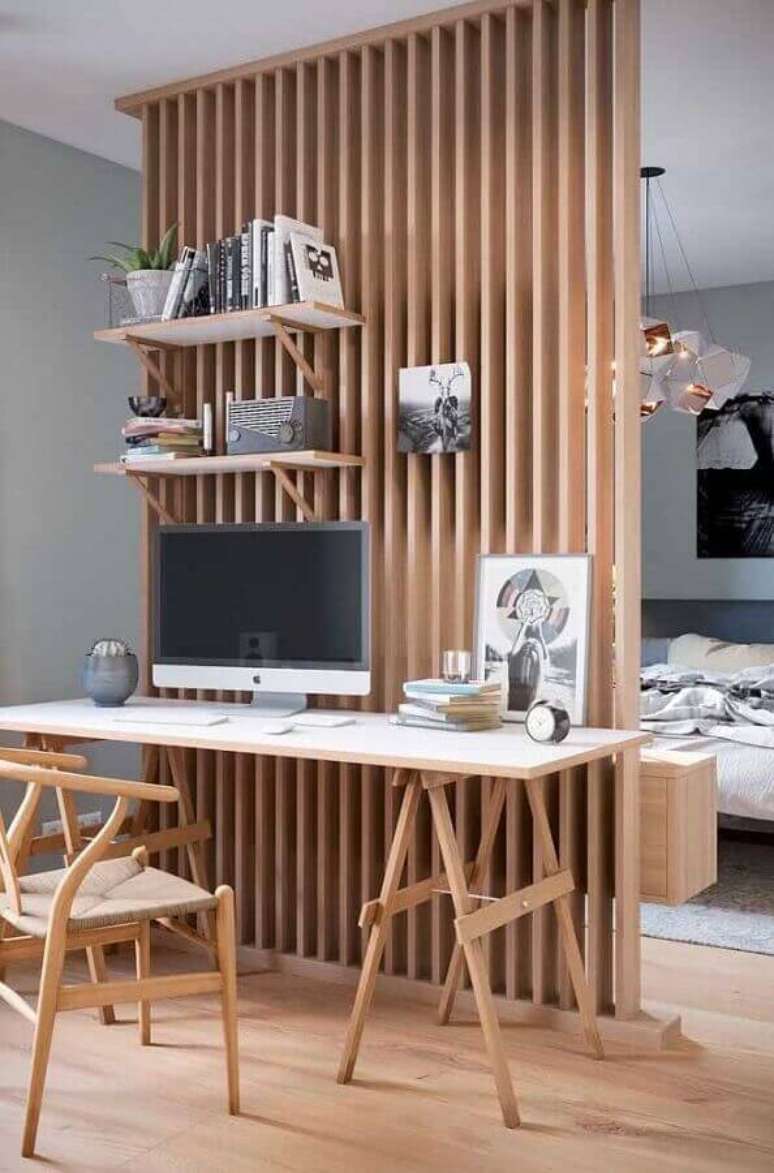 47. M&oacute;veis para home office moderno decorado com divis&oacute;ria de madeira &ndash; Foto: Architecture Art Designs