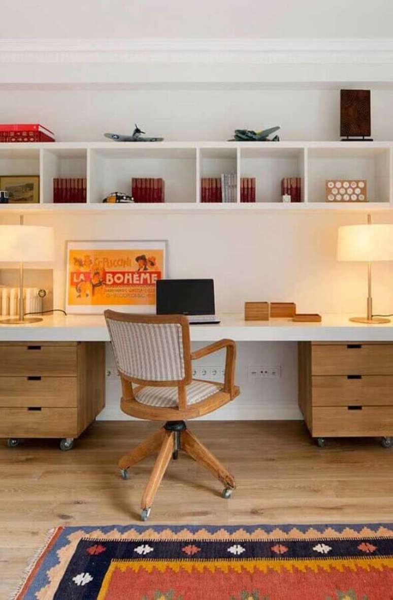 42. M&oacute;veis para home office decorado com gaveteiro de madeira &ndash; Foto: Architecture Art Designs