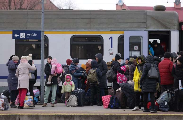 Famílias-ucranianas-aguardam-trem-na-estação-de-Przemysl-na-Polonia