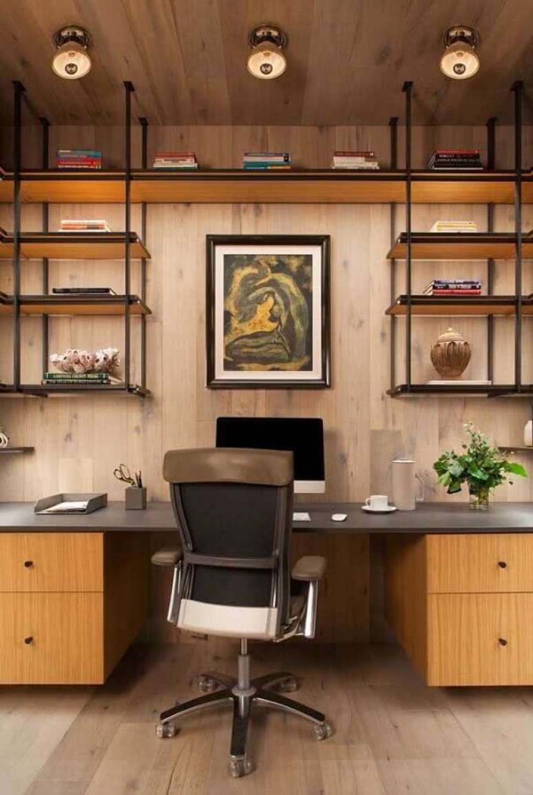 59. M&oacute;veis planejados para home office moderno decorado com prateleira industrial &ndash; Foto: Apartment Therapy