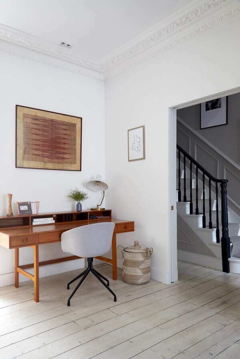 13. Cadeira confort&aacute;vel cinza para decora&ccedil;&atilde;o com m&oacute;veis para home office &ndash; Foto: Houzz