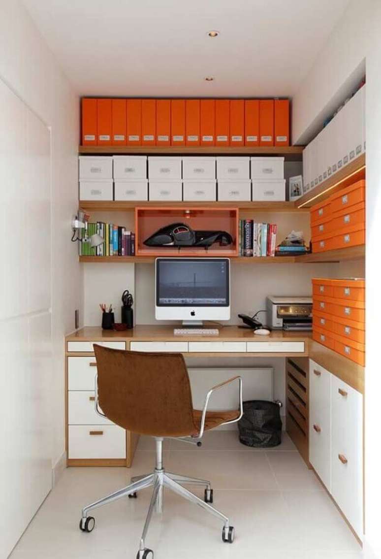 20. Decora&ccedil;&atilde;o com m&oacute;veis planejados para home office de canto &ndash; Foto: Decor F&aacute;cil