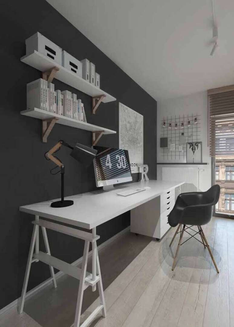 16. Decora&ccedil;&atilde;o com m&oacute;veis para home office cinza e branco &ndash; Foto: Decor F&aacute;cil