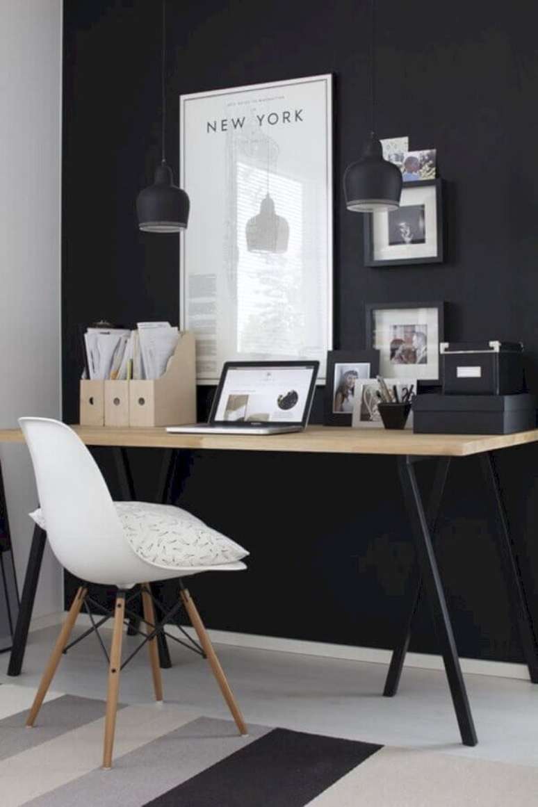 29. Decora&ccedil;&atilde;o simples com m&oacute;veis para home office preto e branco &ndash; Foto: Archidea