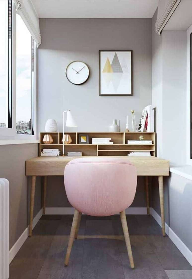 10. M&oacute;veis para home office pequeno decorado com poltrona rosa confort&aacute;vel &ndash; Foto: Jeito de Casa