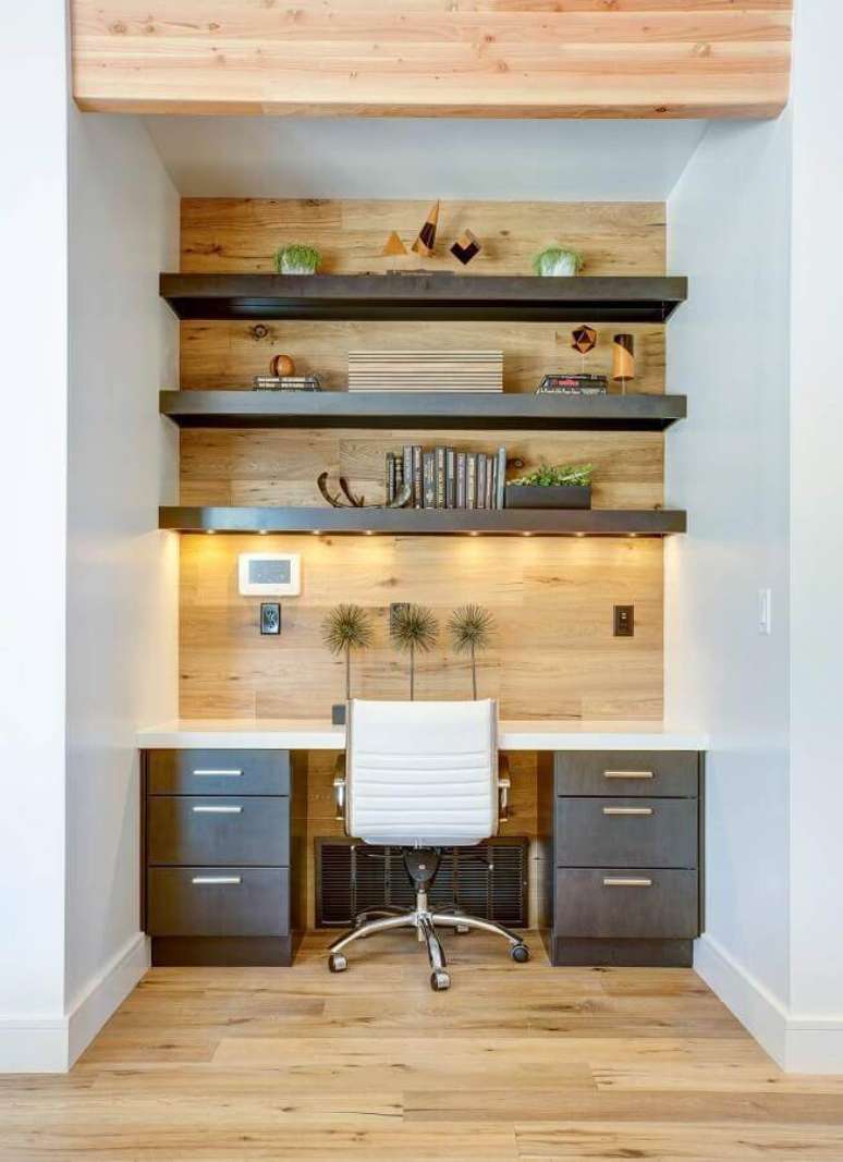 43. M&oacute;veis para home office decorado com parede amadeirada &ndash; Foto: Houzz