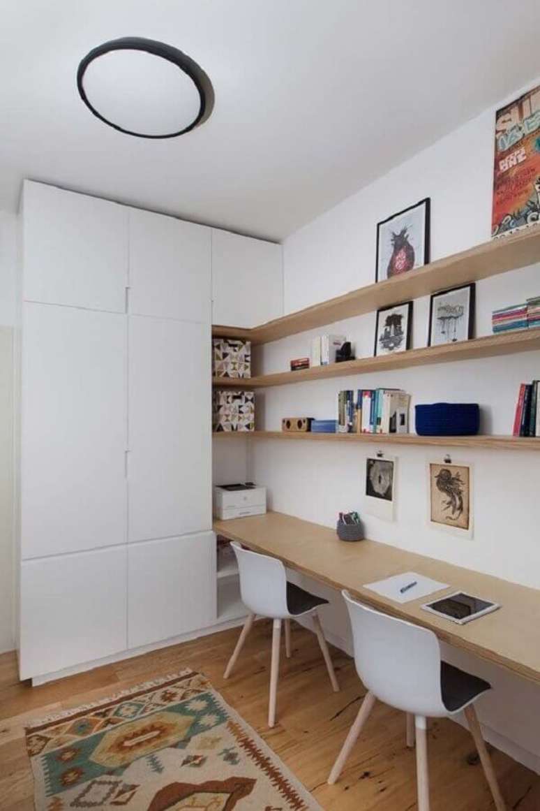 39. M&oacute;veis para home office decorado com bancada compartilhada &ndash; Foto: Decor F&aacute;cil