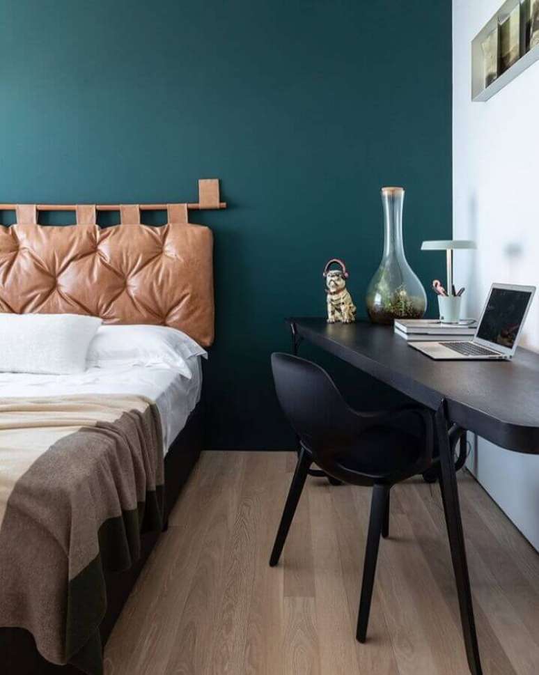 18. Decora&ccedil;&atilde;o com m&oacute;veis para home office no quarto com escrivaninha preta &ndash; Foto: Sala2 Arquitetura e Design