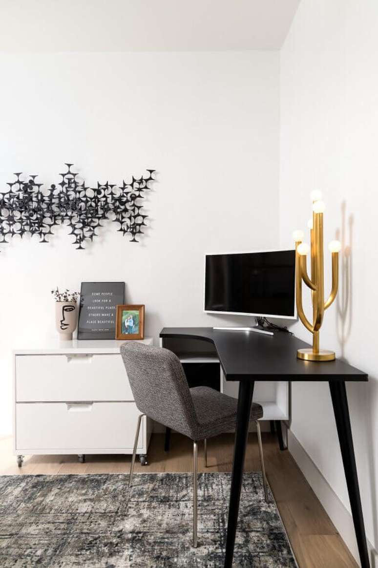 49. M&oacute;veis para home office preto e branco decorado com escrivaninha de canto &ndash; Foto: Houzz