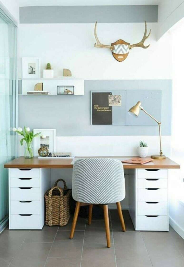 15. Decora&ccedil;&atilde;o com m&oacute;veis para home office azul e branco &ndash; Foto: Home Fashion Trend