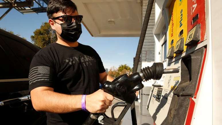 Homem abastece o carro com gasolina em posto da Shell na Califórnia, nos EUA