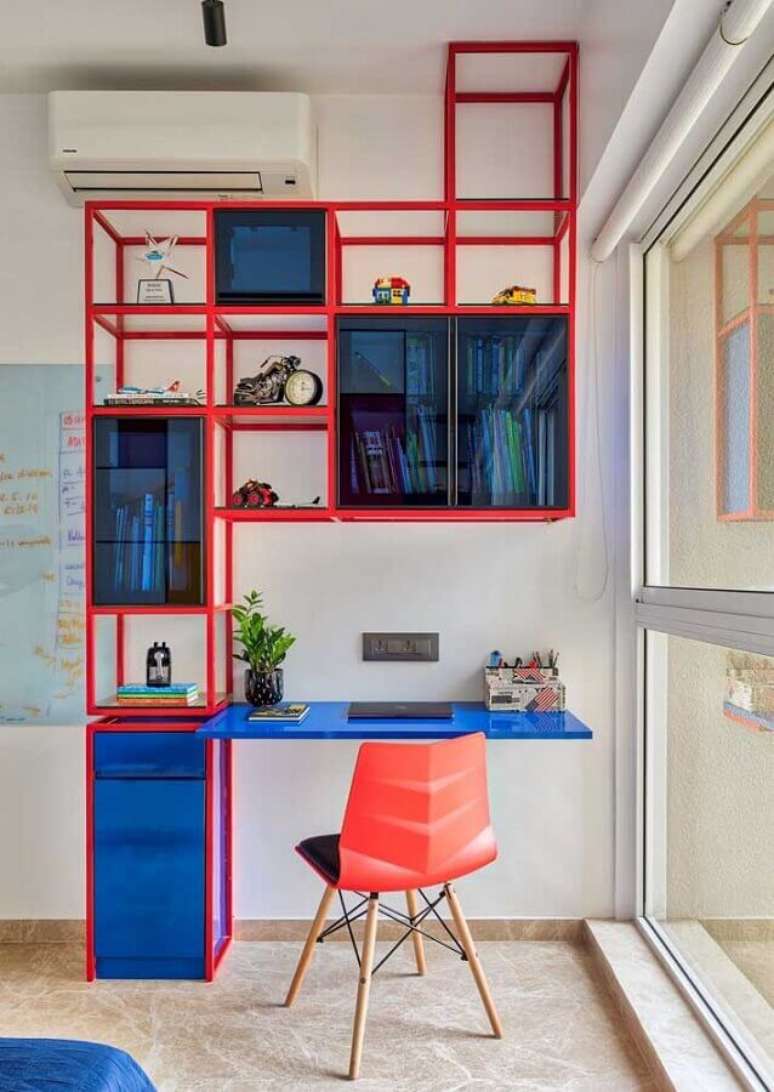 6. M&oacute;veis para home office moderno decorado com arm&aacute;rio a&eacute;reo &ndash; Foto: Decor F&aacute;cil