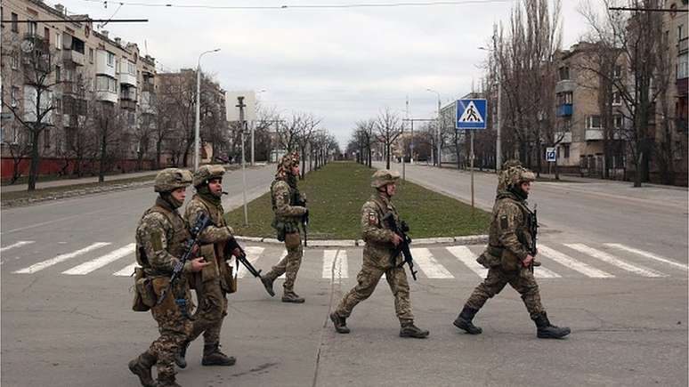 Forças militares ucranianas caminham na pequena cidade de Severodonetsk, onde Patil vive