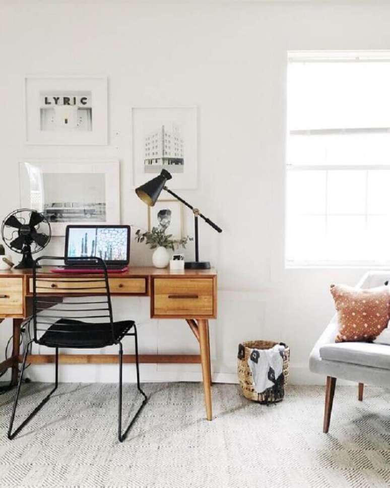 60. Sala branca decorada com m&oacute;veis para home office &ndash; Foto: Living Spaces