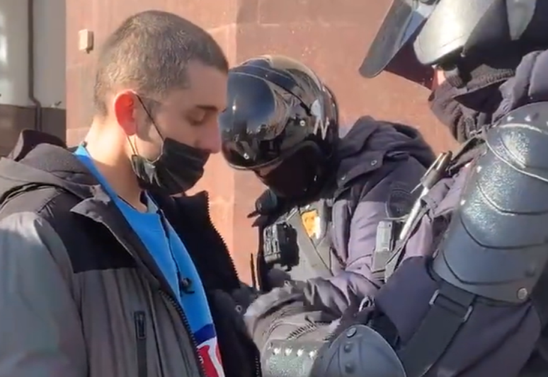 Vídeo flagra policiais revistando celulares de russos em meio ao aumento da censura no país