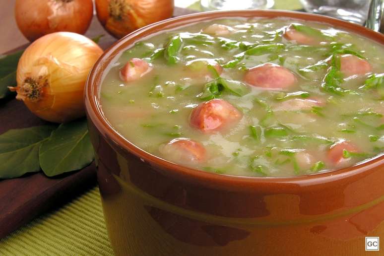 Caldo verde com batata e calabresa &ndash; Foto: Guia da Cozinha