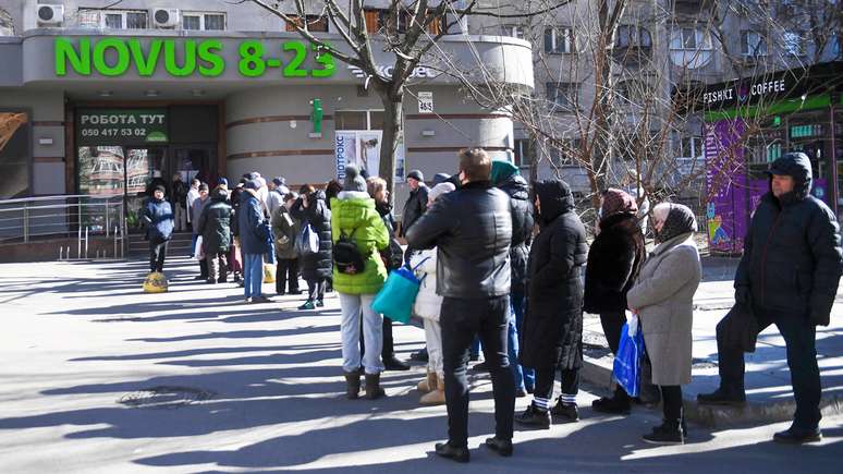 Pessoas em Kiev aguardam em fila para comprar comida