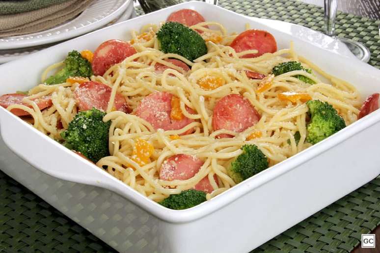 Macarr&atilde;o com legumes e calabresa &ndash; Foto: Guia da Cozinha