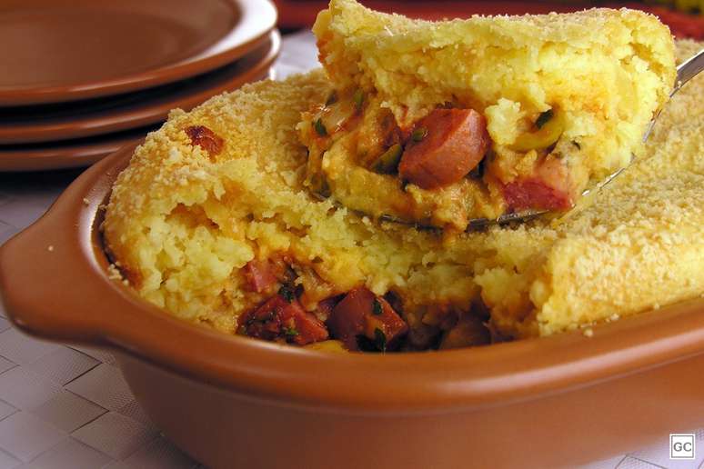 Enformado de mandioca e calabresa &ndash; Foto: Guia da Cozinha