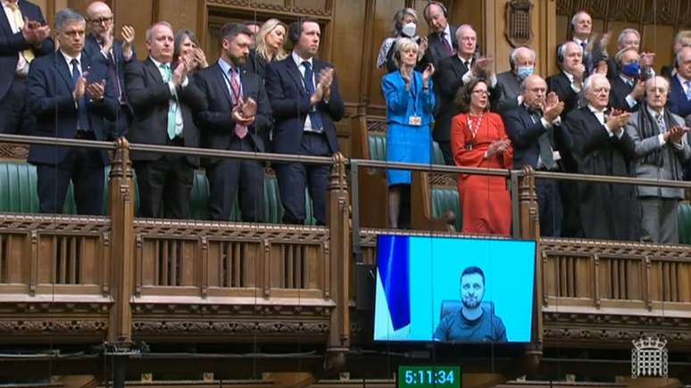 Por vídeo chamada, Zelenski discursa no Parlamento britânico