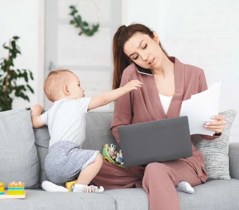 Várias mulheres acabam perdendo promoções de carreira pelo fato de serem mães 