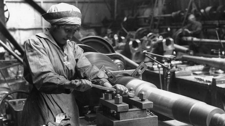 Com o avanço da guerra, as mulheres passaram a trabalhar também em fábricas de munições fazendo bombas e mísseis