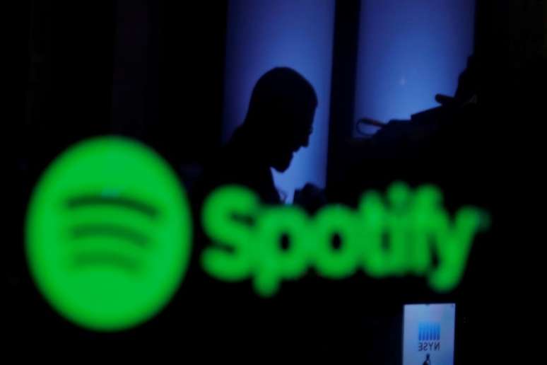 Reflexo de um operador em uma tela de computador que exibe a logomarca do Spotify. Nova York, EUA, 
03/04/2018
REUTERS/Lucas Jackson