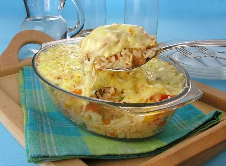 Arroz colorido com frango desfiado &ndash; Foto: Guia da Cozinha