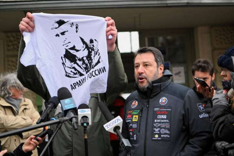 Prefeito de Przemysl exibe camiseta de Putin semelhante a uma que Salvini já usou