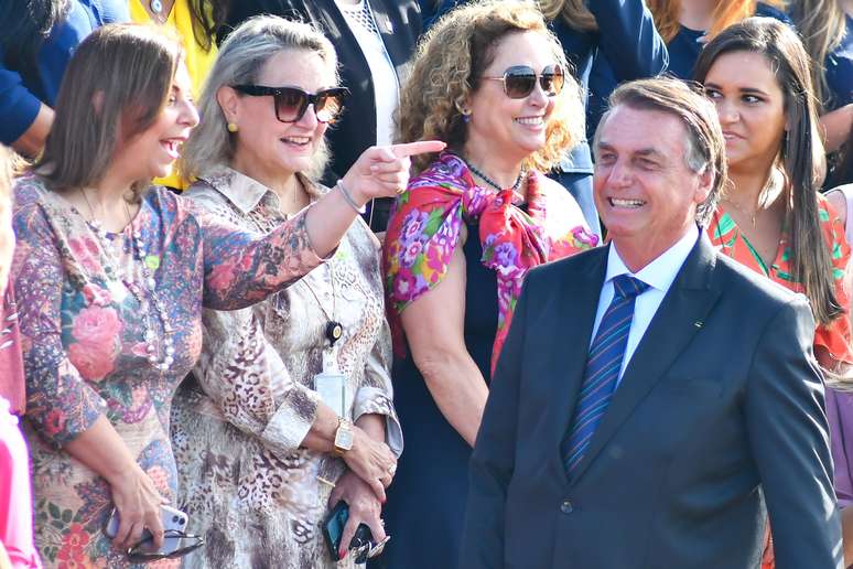 Nesta terça (08) o Presidente Jair Bolsonaro (PL) participa de Cerimônia de hasteamento da Bandeira no Palácio da Alvorada no dia Internacional da Mulher. Na foto, presidente Jair Bolsonaro e convidadas