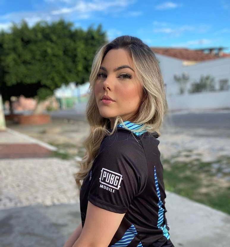 Leona é narradora de campeonatos de PUBG