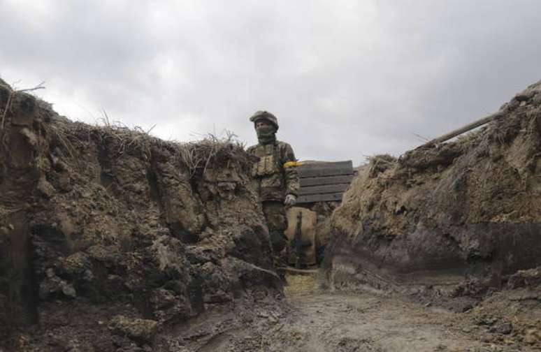 Soldado ucraniano perto da capital Kiev
