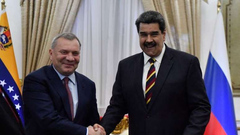 Maduro, na foto ao lado do vice-primeiro-ministro russo, Yuri Borisov, &eacute; aliado de Putin