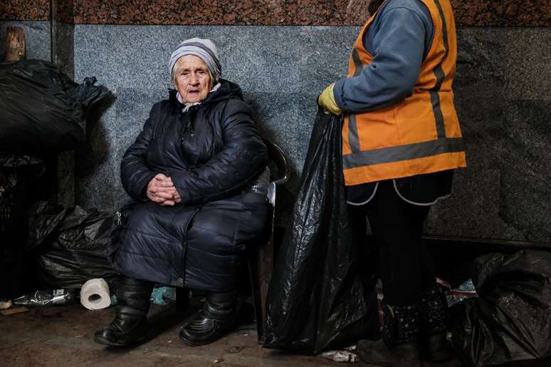 Dusia Kostiuk, 91, passou 27 horas em um trem para ir de Kharkiv para Lviv e depois para a Polônia