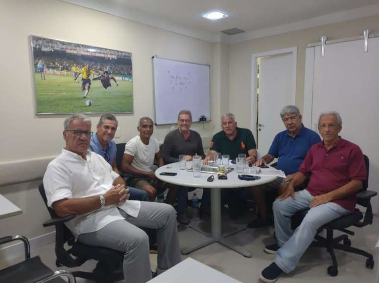 Alfredo Sampaio, Jorginho, Oswaldo de Oliveira, Lazaroni, Joel Santana e Zé Mário participaram de encontro com o senador Romário (Foto: Reprodução)