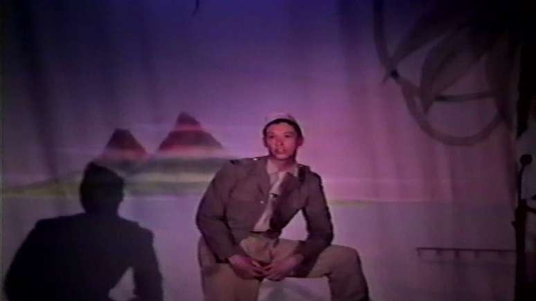 MacKinnon participou de uma produ&ccedil;&atilde;o do musical 'South Pacific' quando estava no ensino m&eacute;dio