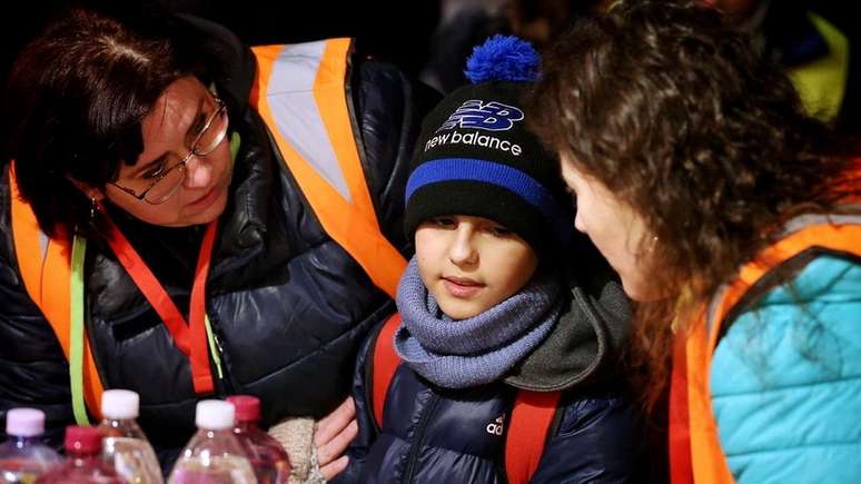 Hassan recebeu água e comida de voluntários, que contataram familiares do garoto em Bratislava