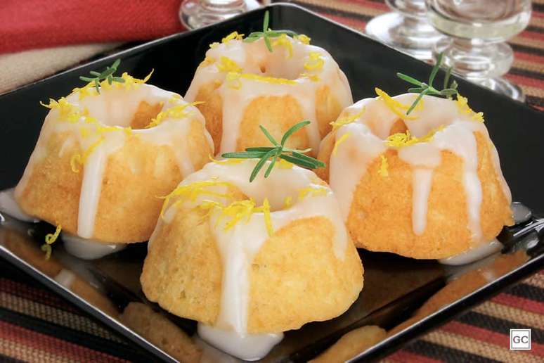 Minibolo de laranja com alecrim &ndash; Foto: Guia da Cozinha