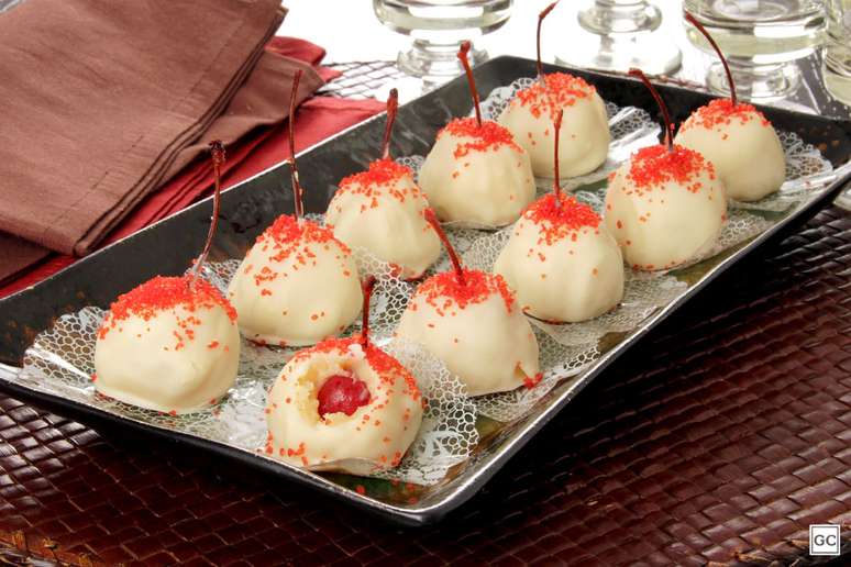 Brigadeiro com cereja de cabinho &ndash; Foto: Guia da Cozinha