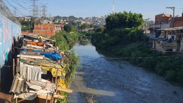 Imagem mostra a moradia ao lado de córrego no Jaçanã, zona norte da capital paulista