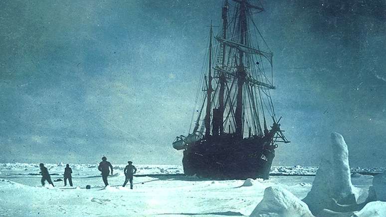 O Endurance ficou preso no gelo marinho durante meses antes de afundar em 1915