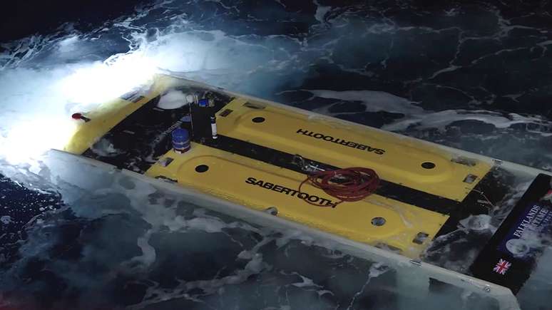 Um dos submersíveis retorna à superfície após mergulhar nas profundezas do Mar de Weddell