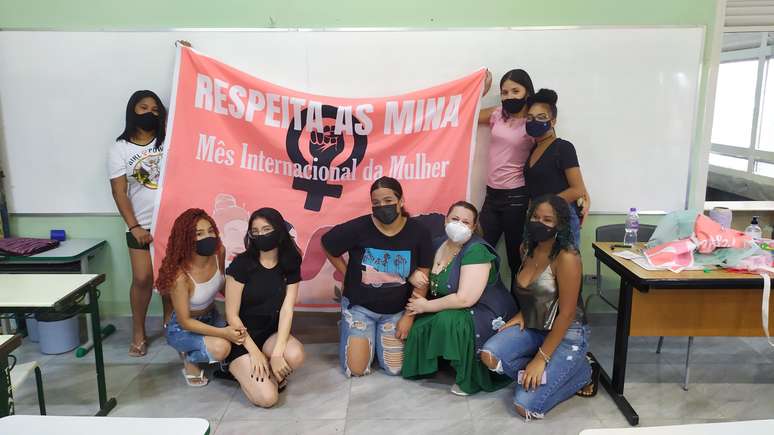 Professora Lucidalva Gonçalves posa ao lado das meninas do coletivo Consciência Feminina na Escola