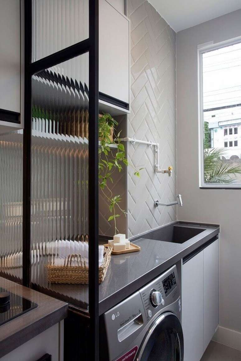 40. Decora&ccedil;&atilde;o de lavanderia com bancada de quartzo cinza escuro &ndash; Foto: Bianca Hora 6