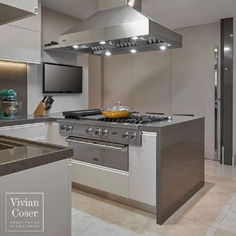 31. Decora&ccedil;&atilde;o de cozinha com bancada em U de quartzo cinza &ndash; Foto: Vivian Coser Arquitetos