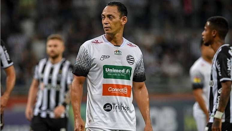 Ricardo Oliveira se mantém na ativa aos 41 anos em busca do gol 400