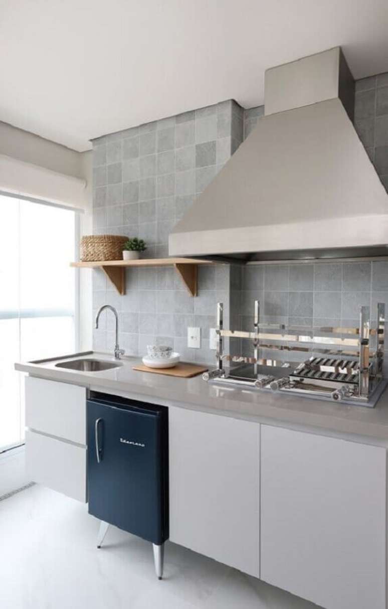 9. Decora&ccedil;&atilde;o de &aacute;rea de churrasqueira com bancada quartzo stone cinza &ndash; Foto: Doma Arquitetura